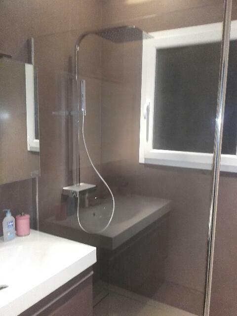 Salle de douche en beton ciré